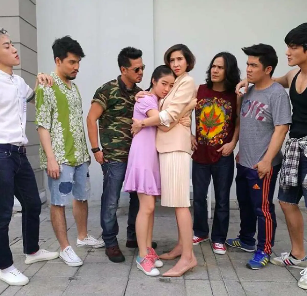 ส่องภาพเบื้องหลัง 7 นักแสดงหนุ่มจากละครที่ทุกคนรอคอย “ล่า”