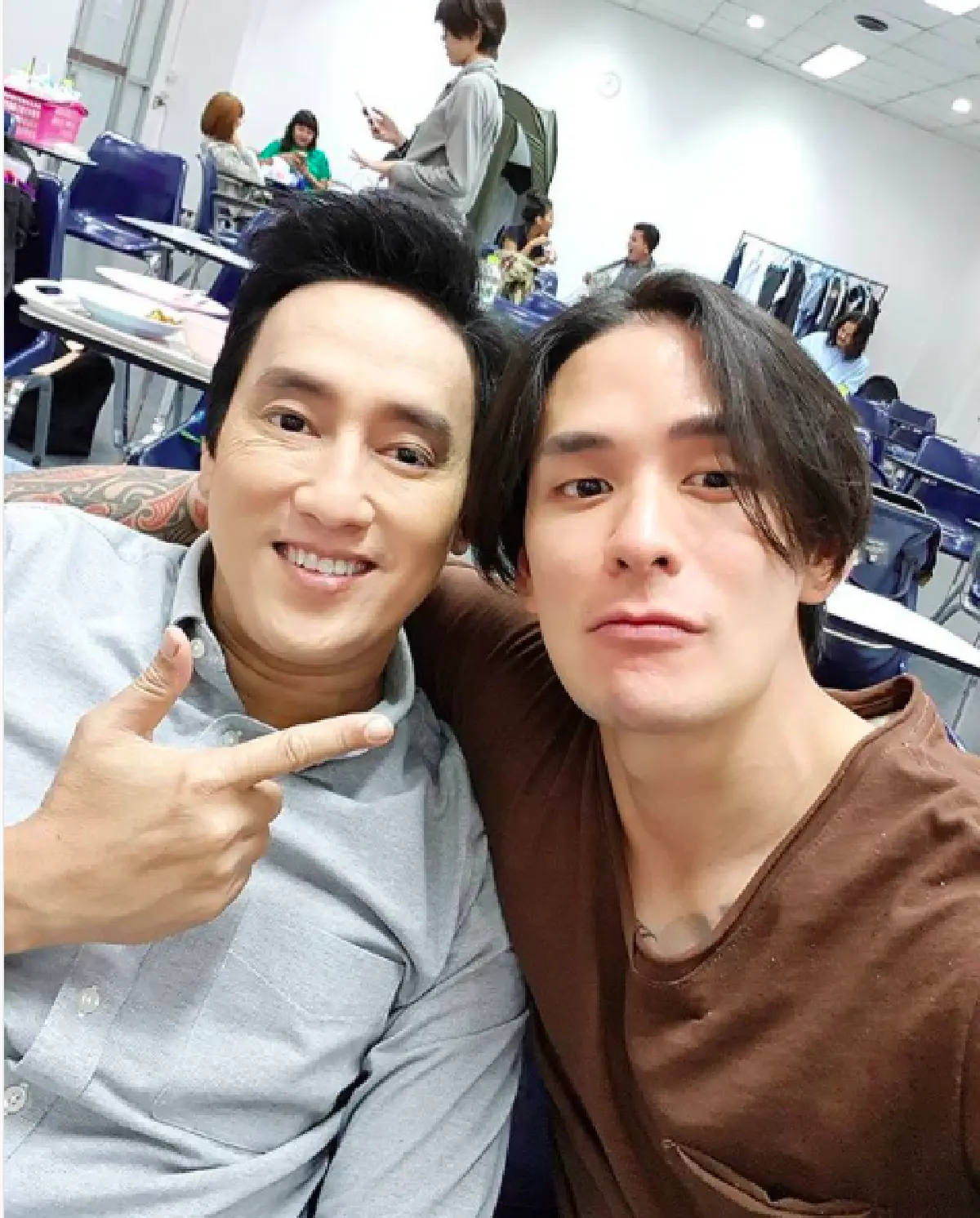 ส่องภาพเบื้องหลัง 7 นักแสดงหนุ่มจากละครที่ทุกคนรอคอย “ล่า”