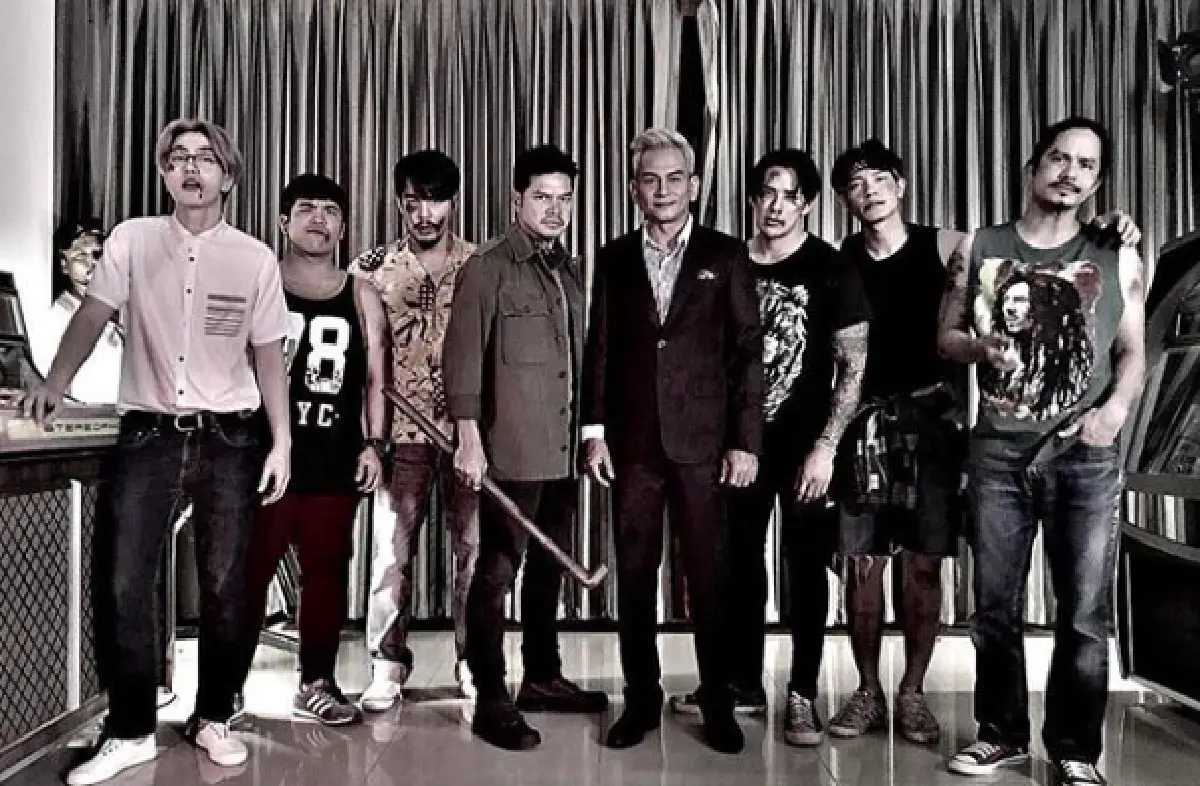 ส่องภาพเบื้องหลัง 7 นักแสดงหนุ่มจากละครที่ทุกคนรอคอย “ล่า”