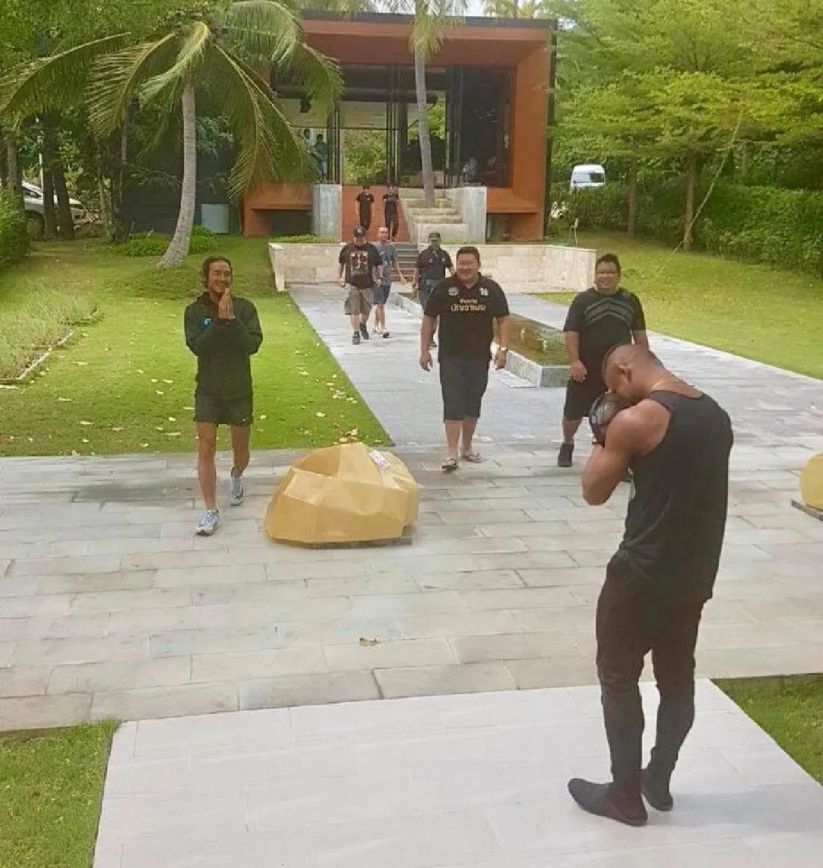 "ใครอยากเหนี่ยวเซลฟี่เจอกัน" บัวขาวร่วมวิ่งกับตูน25พ.ย.ที่ปะทิว ชุมพร