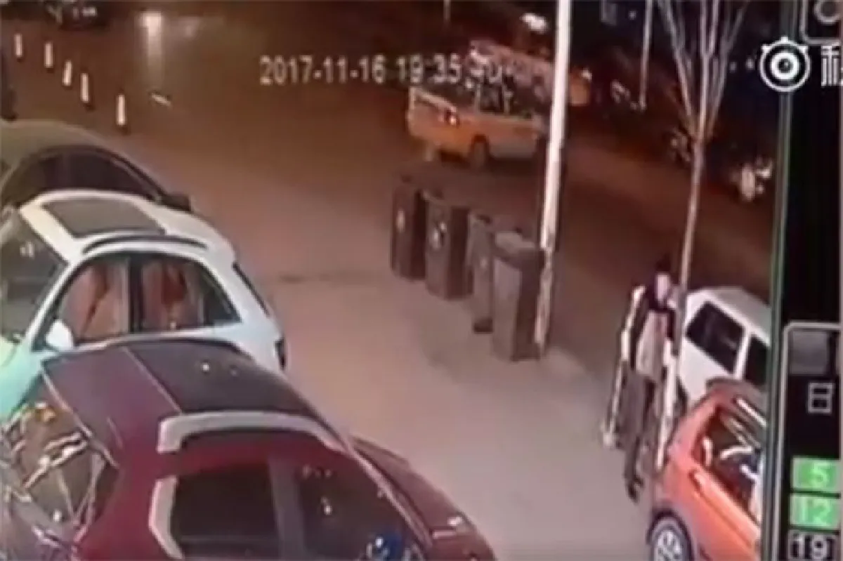 มากับโชค! ชายจีนดวงดี หวิดโดนรถชน-เสาล้มทับ