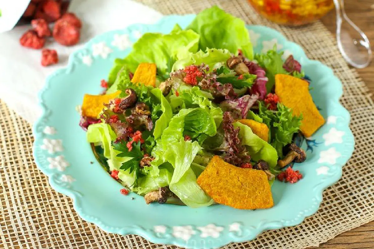 จากยอดดอยสู่บ้านเรา มื้อเบาๆ กับวัตถุดิบจากโครงการหลวง Mango & Strawberry Vinaigrette