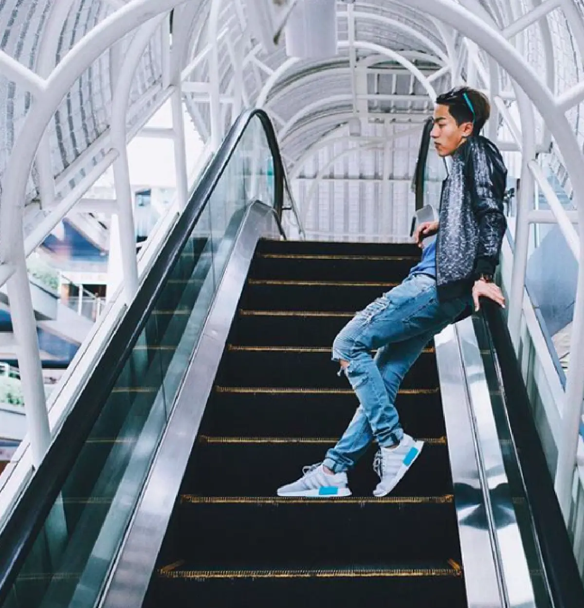 ส่องภาพเบื้องหลัง 7 นักแสดงหนุ่มจากละครที่ทุกคนรอคอย “ล่า”