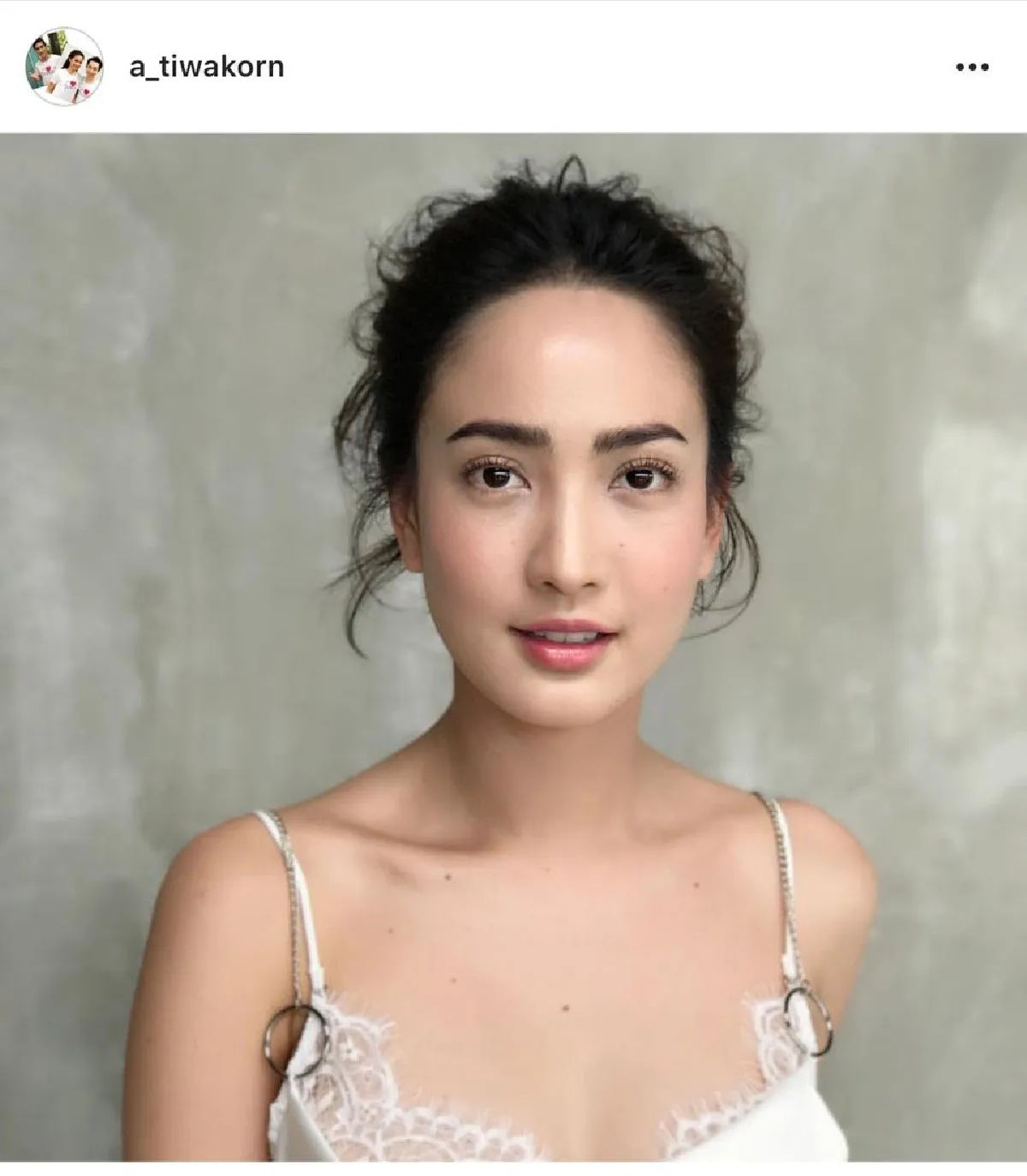 “แต้ว” จัดเต็มกับลุคสุดเผ็ด เดรสสีแดงเพลิง