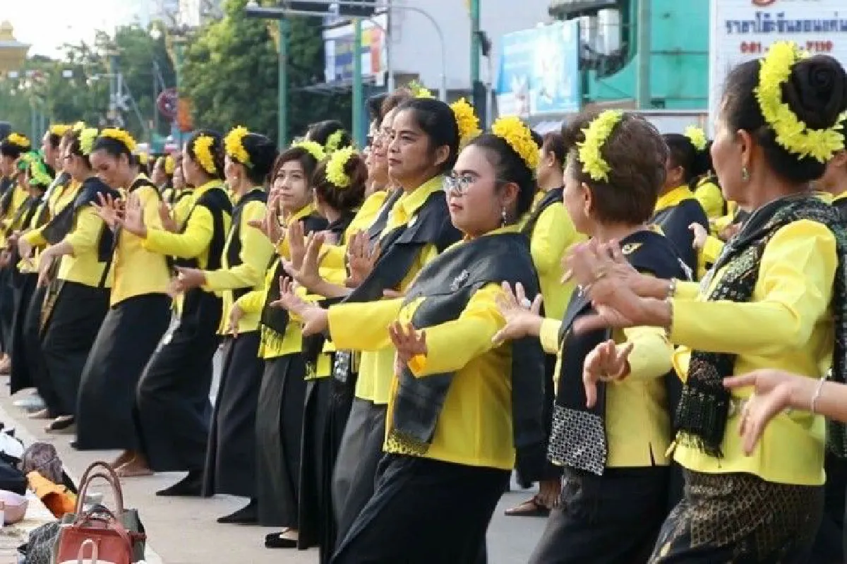 ตระการตานางรำซ้อมใหญ่บวงสรวงฉลอง220ปีเมืองขอนแก่น