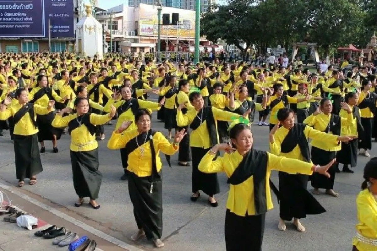 ตระการตานางรำซ้อมใหญ่บวงสรวงฉลอง220ปีเมืองขอนแก่น