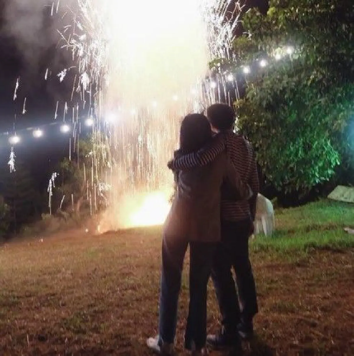 "เอ็ม สืบสกุล" ทำเซอร์ไพรส์ขอ "ซาร่า เล็กจ์" แต่งงานกลางหุบเขา