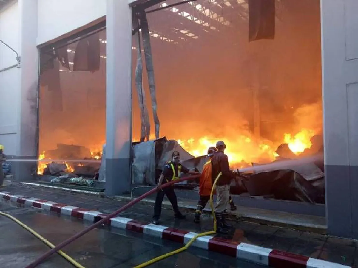 ไฟไหม้โรงงานโออิชิที่นวนคร คุมเพลิงได้แล้ว