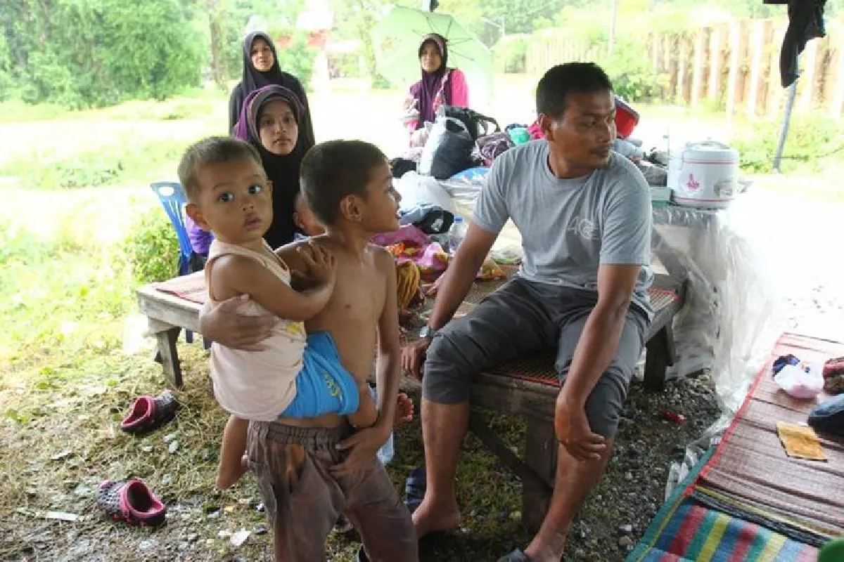 ยะลาน้ำท่วมผกก.โรงพักพายเรือช่วยชาวบ้าน