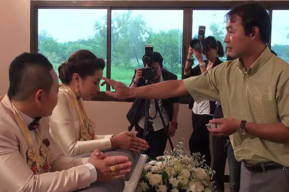 "รักแท้"ทอมหล่อหอบสินสอดกว่าล้านบาทแต่งดี้สวย