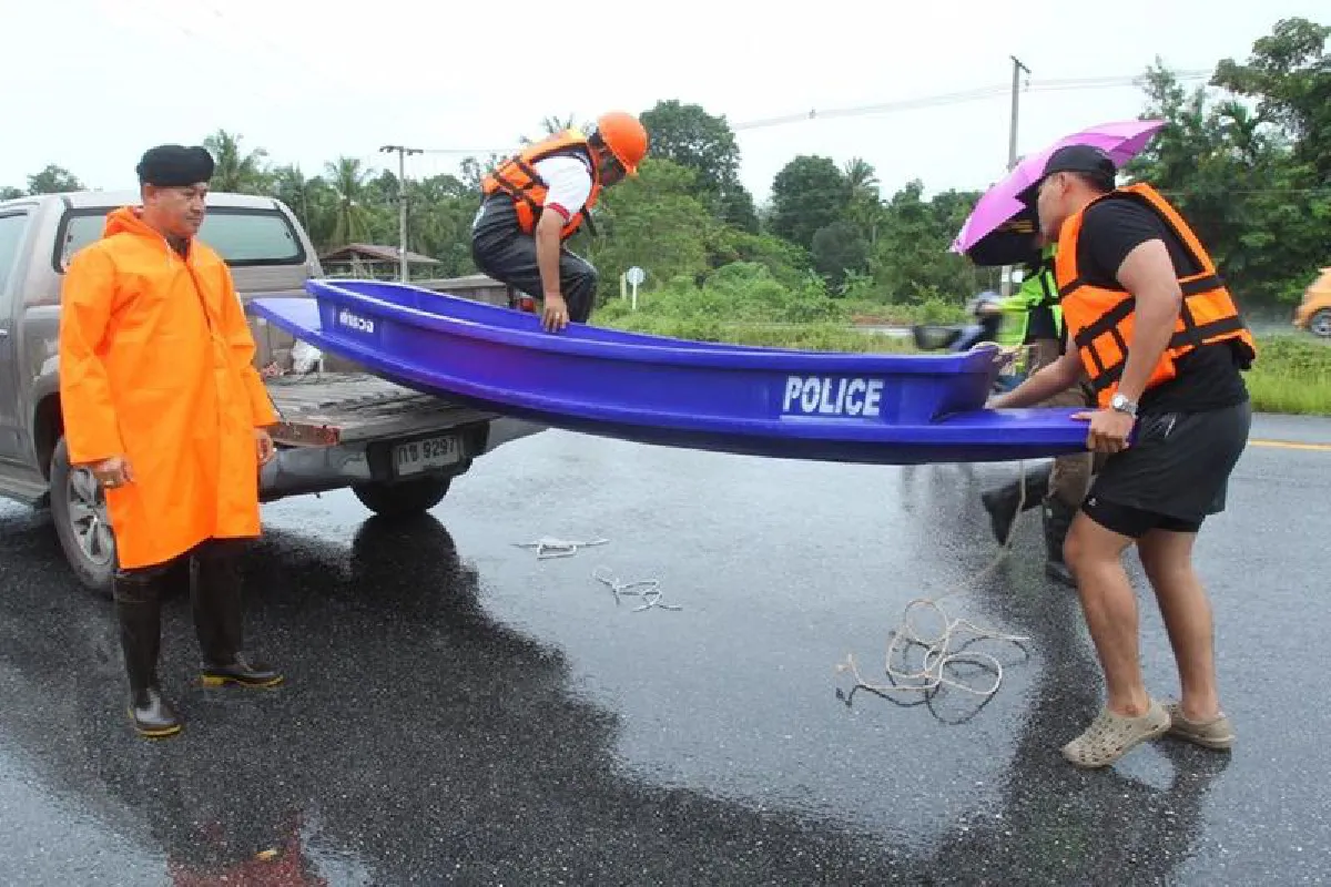 ยะลาน้ำท่วมผกก.โรงพักพายเรือช่วยชาวบ้าน