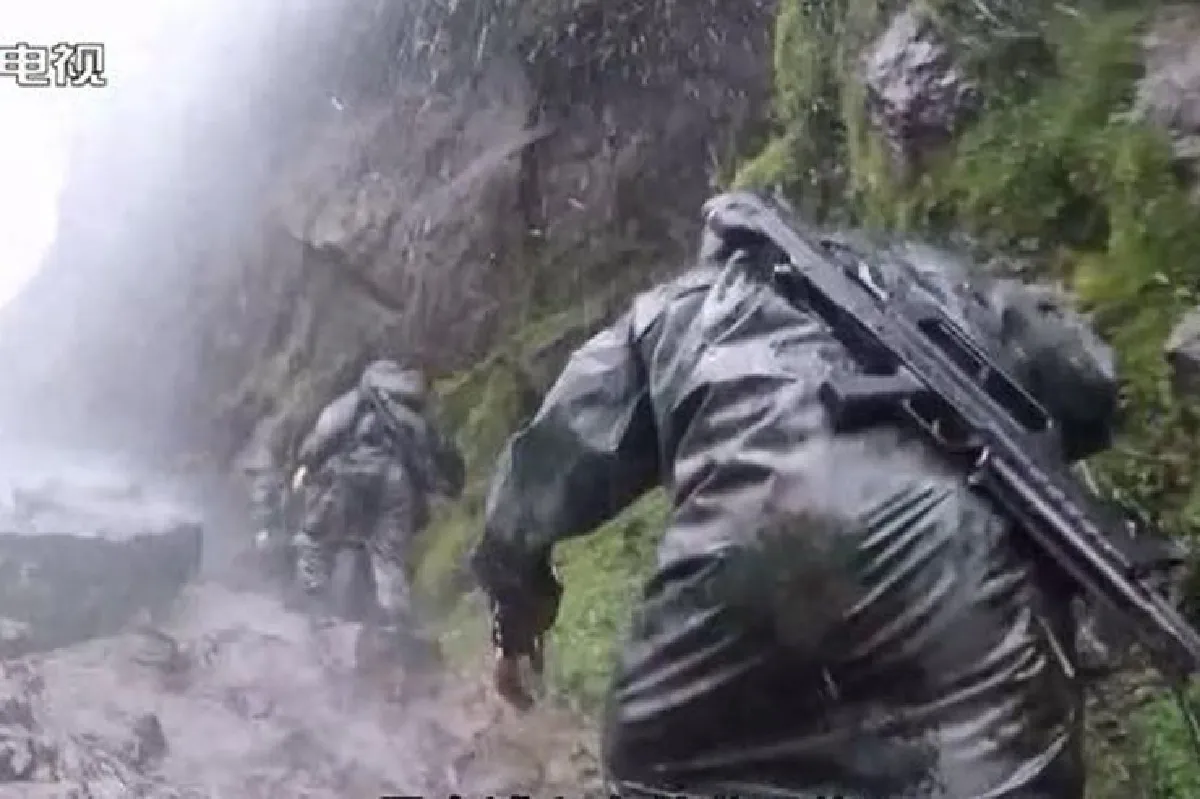 ชมคลิปวิดีโอของทหารแดนมังกรกับการลาดตระเวนบนเส้นทางสุดโหด