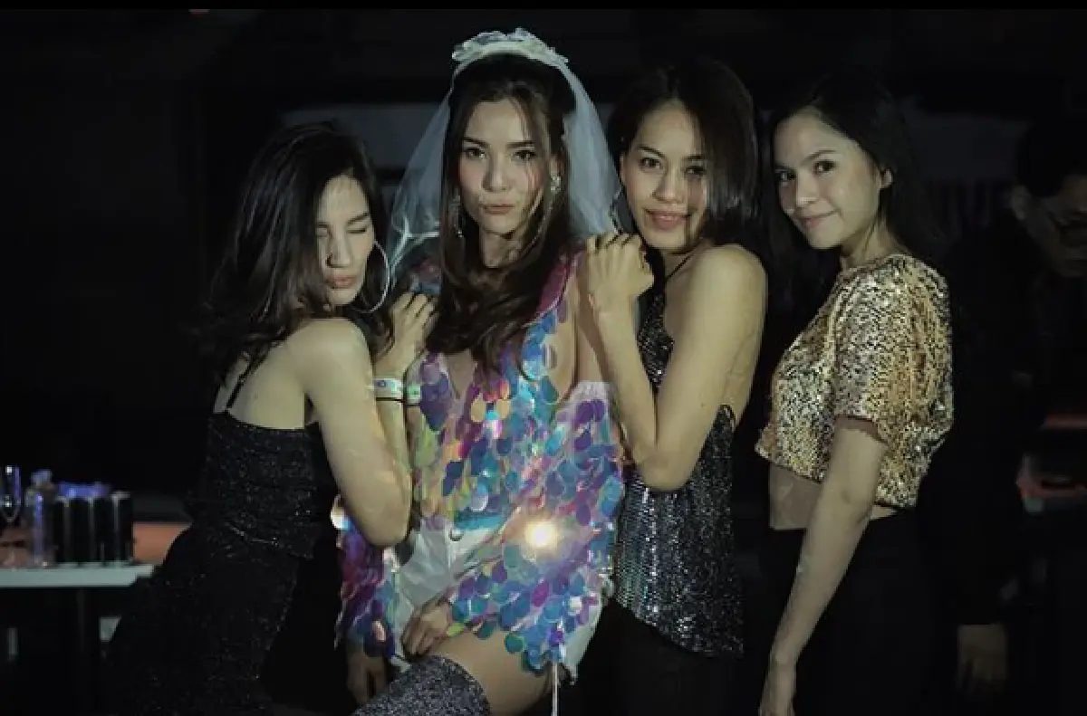 บินยกแก๊ง! "เตย กัญญกร" จัดปาร์ตี้สละโสดที่เกาหลี