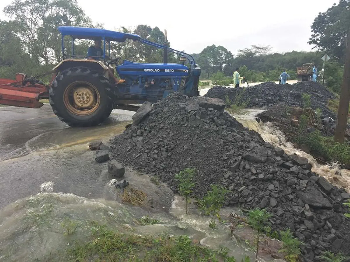 พนังกั้นแม่น้ำตรังแตกหลายจุดเข้าขั้นวิกฤต