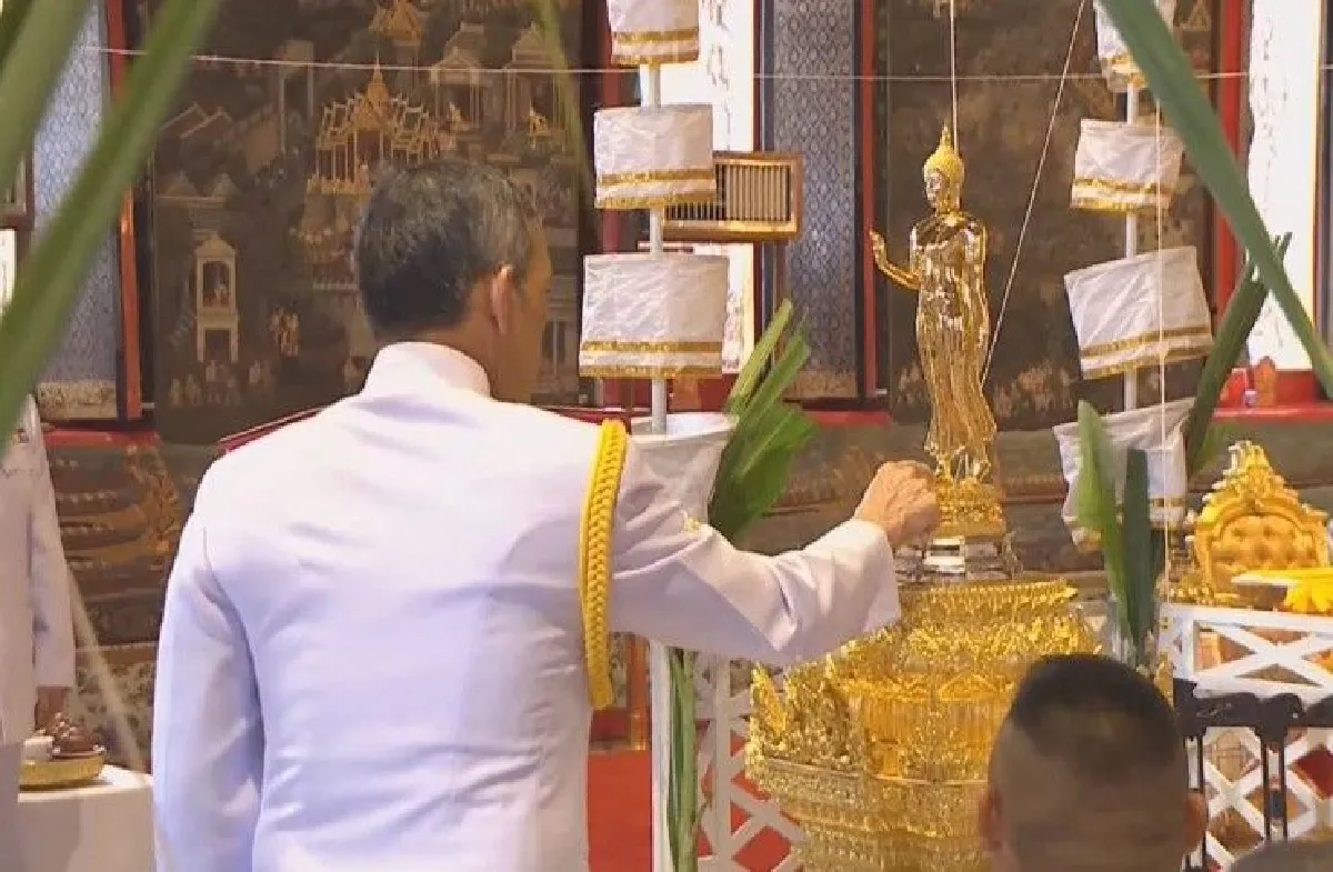 สมเด็จพระเจ้าอยู่หัวเสด็จพิธีพุทธาภิเษกพระพุทธรูปประจำพระชนมพรรษาพระราชินี