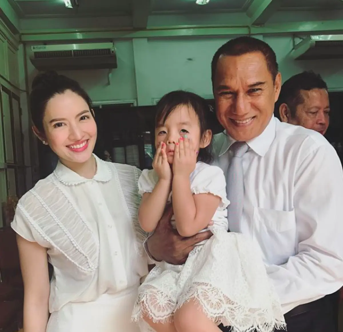 โมเมนต์สุดน่ารัก เมื่อ “แอฟ” พา “น้องปีใหม่” กราบ “ท่านมุ้ย”