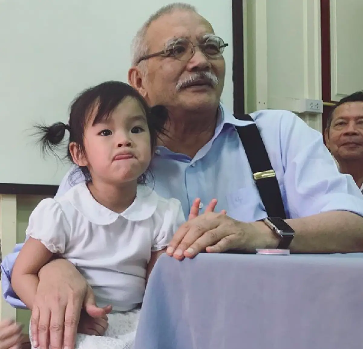 โมเมนต์สุดน่ารัก เมื่อ “แอฟ” พา “น้องปีใหม่” กราบ “ท่านมุ้ย”