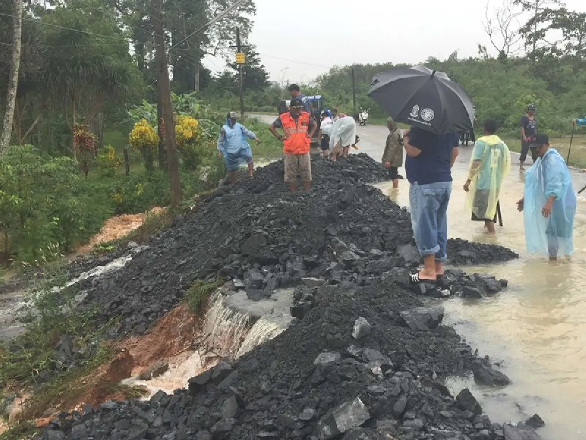 พนังกั้นแม่น้ำตรังแตกหลายจุดเข้าขั้นวิกฤต