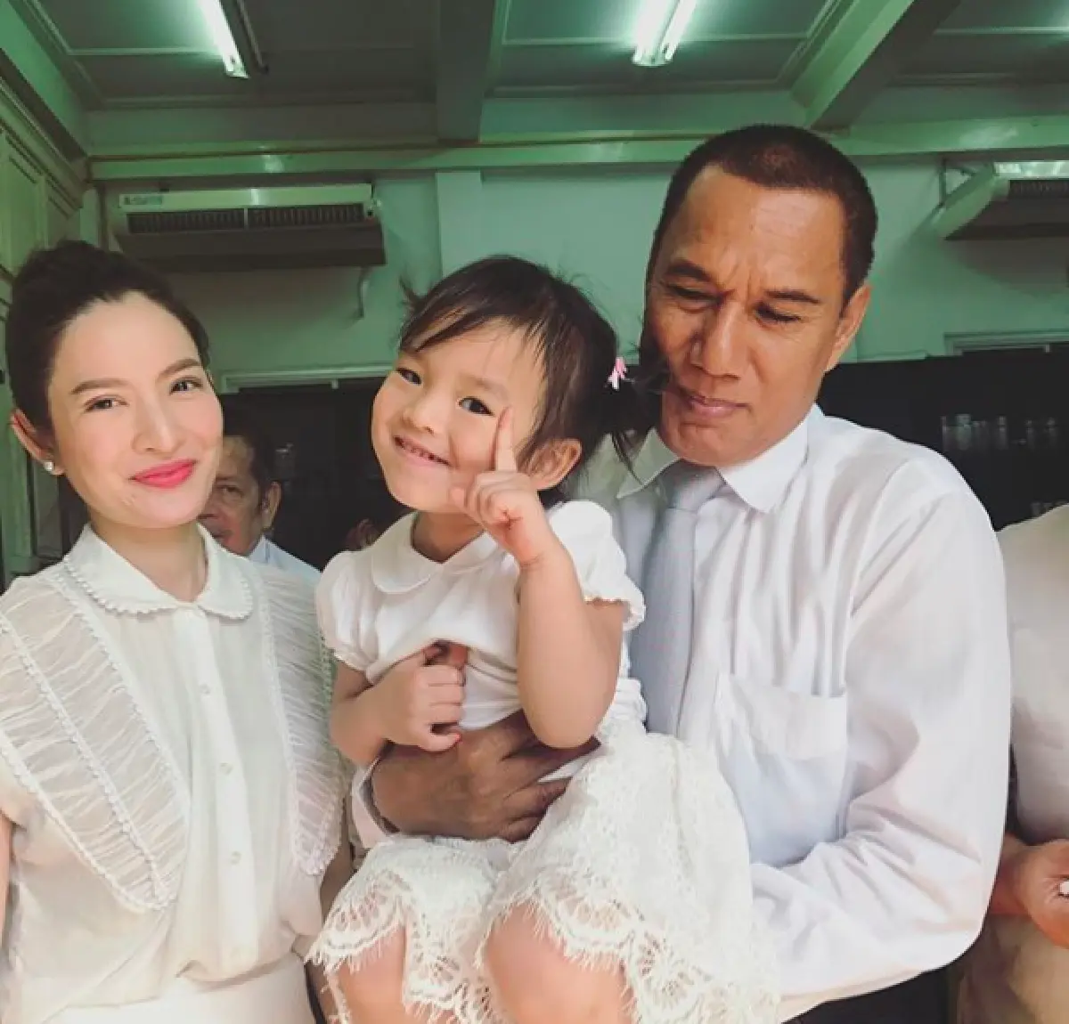โมเมนต์สุดน่ารัก เมื่อ “แอฟ” พา “น้องปีใหม่” กราบ “ท่านมุ้ย”
