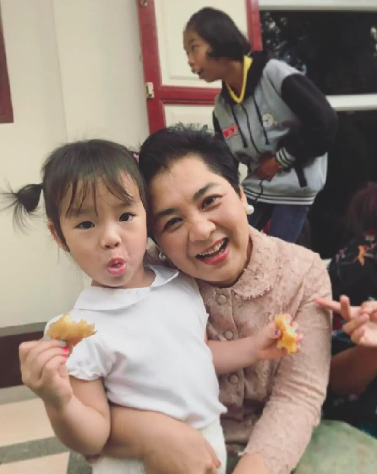 โมเมนต์สุดน่ารัก เมื่อ “แอฟ” พา “น้องปีใหม่” กราบ “ท่านมุ้ย”