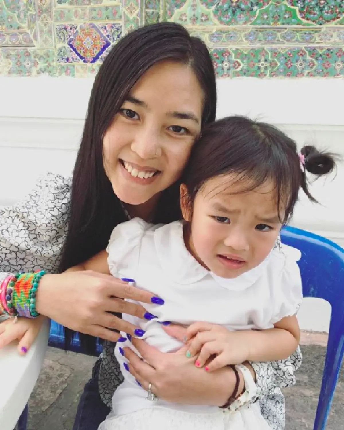 โมเมนต์สุดน่ารัก เมื่อ “แอฟ” พา “น้องปีใหม่” กราบ “ท่านมุ้ย”