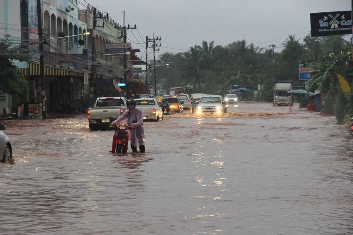 ฝนตกหนักน้ำท่วมระบายไม่ทันตัวเมืองสุราษฎร์ธานีอ่วม