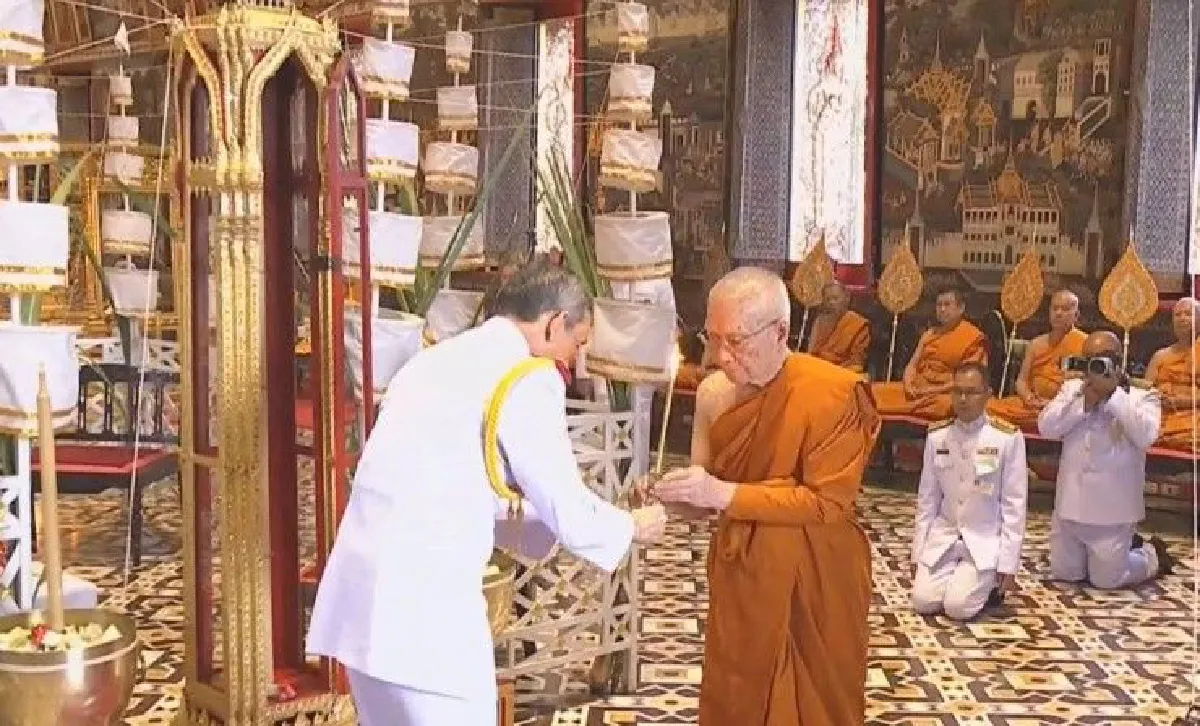 สมเด็จพระเจ้าอยู่หัวเสด็จพิธีพุทธาภิเษกพระพุทธรูปประจำพระชนมพรรษาพระราชินี