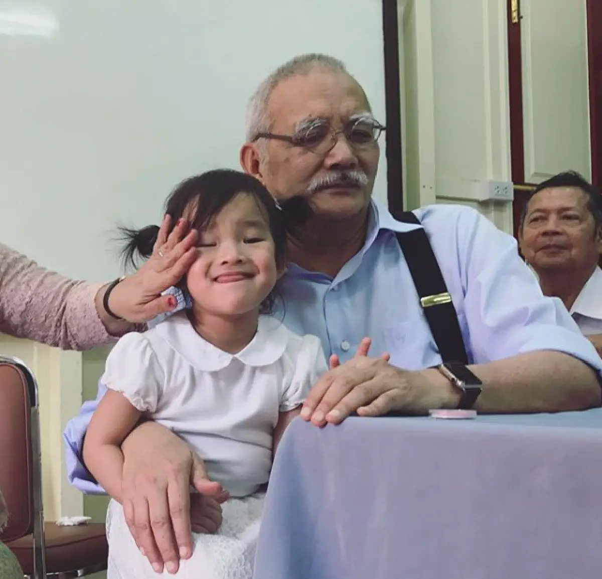 โมเมนต์สุดน่ารัก เมื่อ “แอฟ” พา “น้องปีใหม่” กราบ “ท่านมุ้ย”