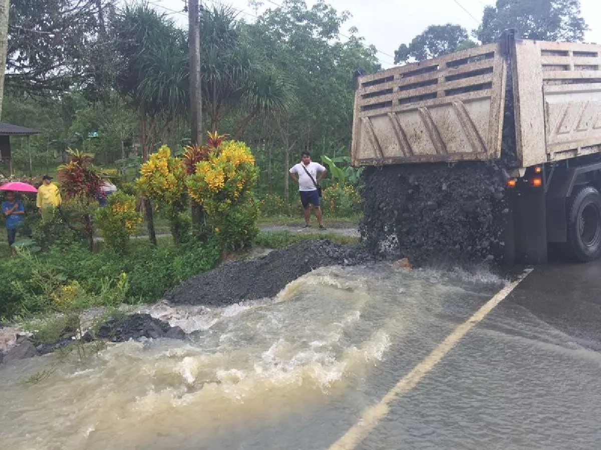 พนังกั้นแม่น้ำตรังแตกหลายจุดเข้าขั้นวิกฤต