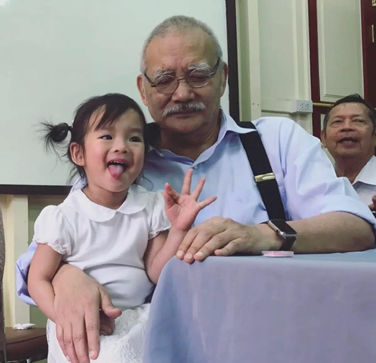โมเมนต์สุดน่ารัก เมื่อ “แอฟ” พา “น้องปีใหม่” กราบ “ท่านมุ้ย”