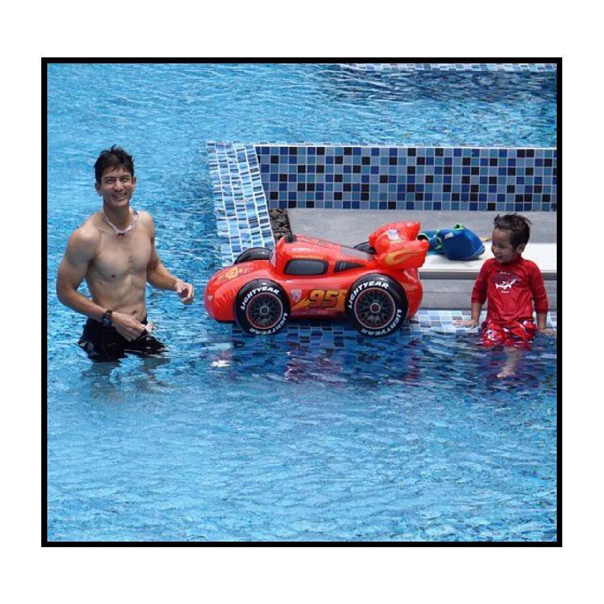 พ่อลูกสุดอบอุ่น ติ๊ก เจษฎาภรณ์ อวดหุ่นล่ำเล่นน้ำกับ น้องเต้นท์