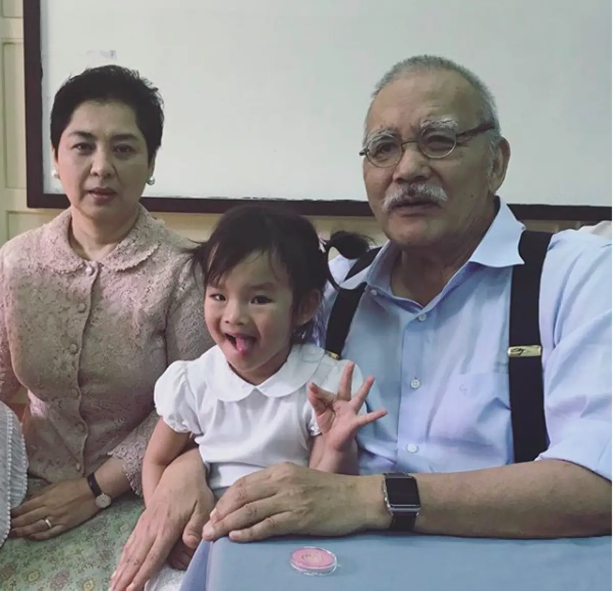 โมเมนต์สุดน่ารัก เมื่อ “แอฟ” พา “น้องปีใหม่” กราบ “ท่านมุ้ย”