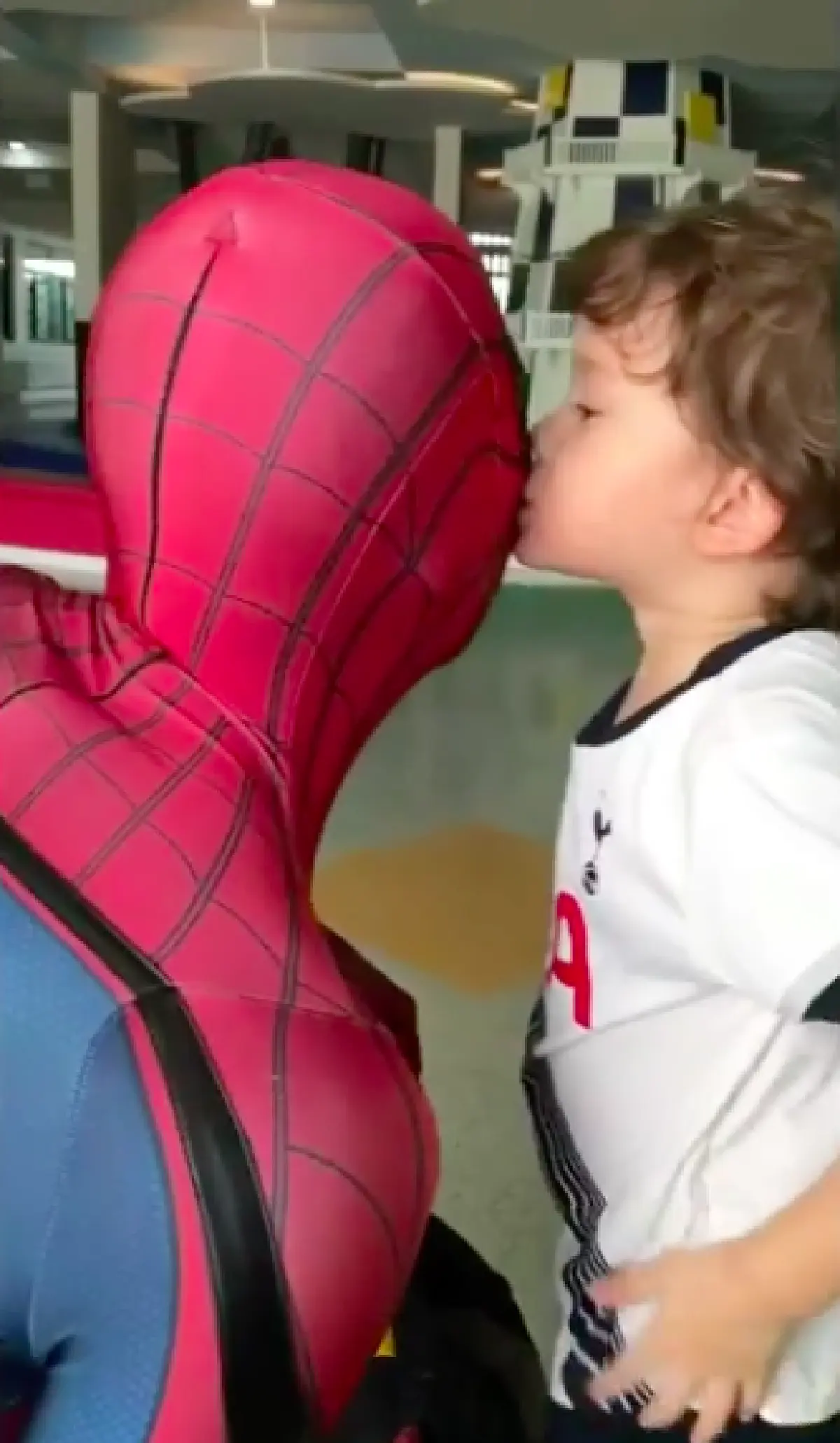 เอาใจหนักมาก!! “ไมค์” แต่งตัวจัดเต็ม รับ “น้องแม็กซ์เวลล์” หลังเลิกเรียน