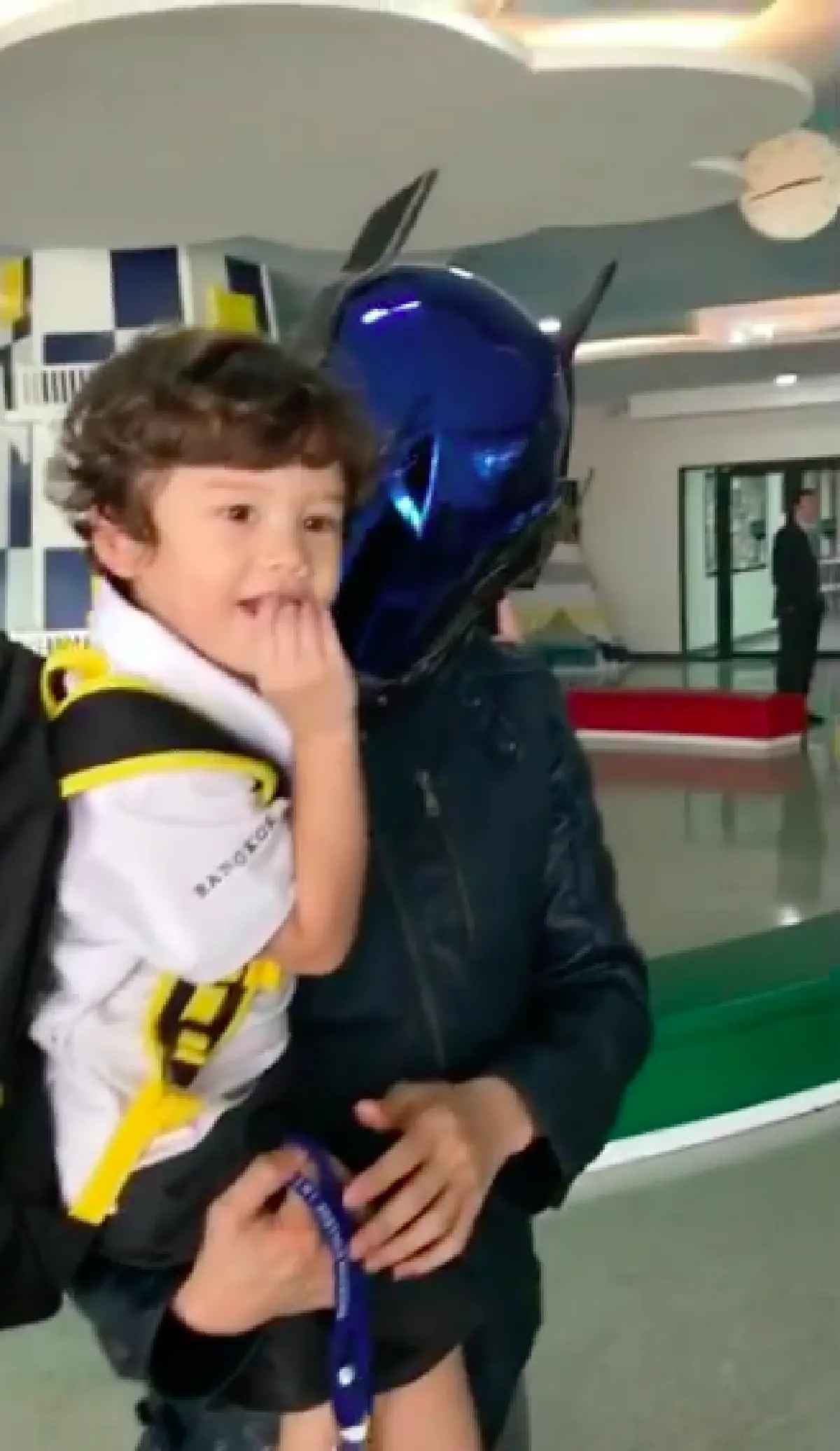 เอาใจหนักมาก!! “ไมค์” แต่งตัวจัดเต็ม รับ “น้องแม็กซ์เวลล์” หลังเลิกเรียน