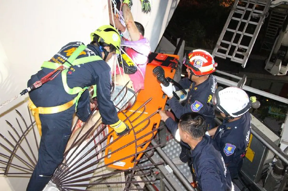 หนุ่มรัสเซียปีนคอนโดฯพลาดตกร่างเสียบเหล็กสาหัส
