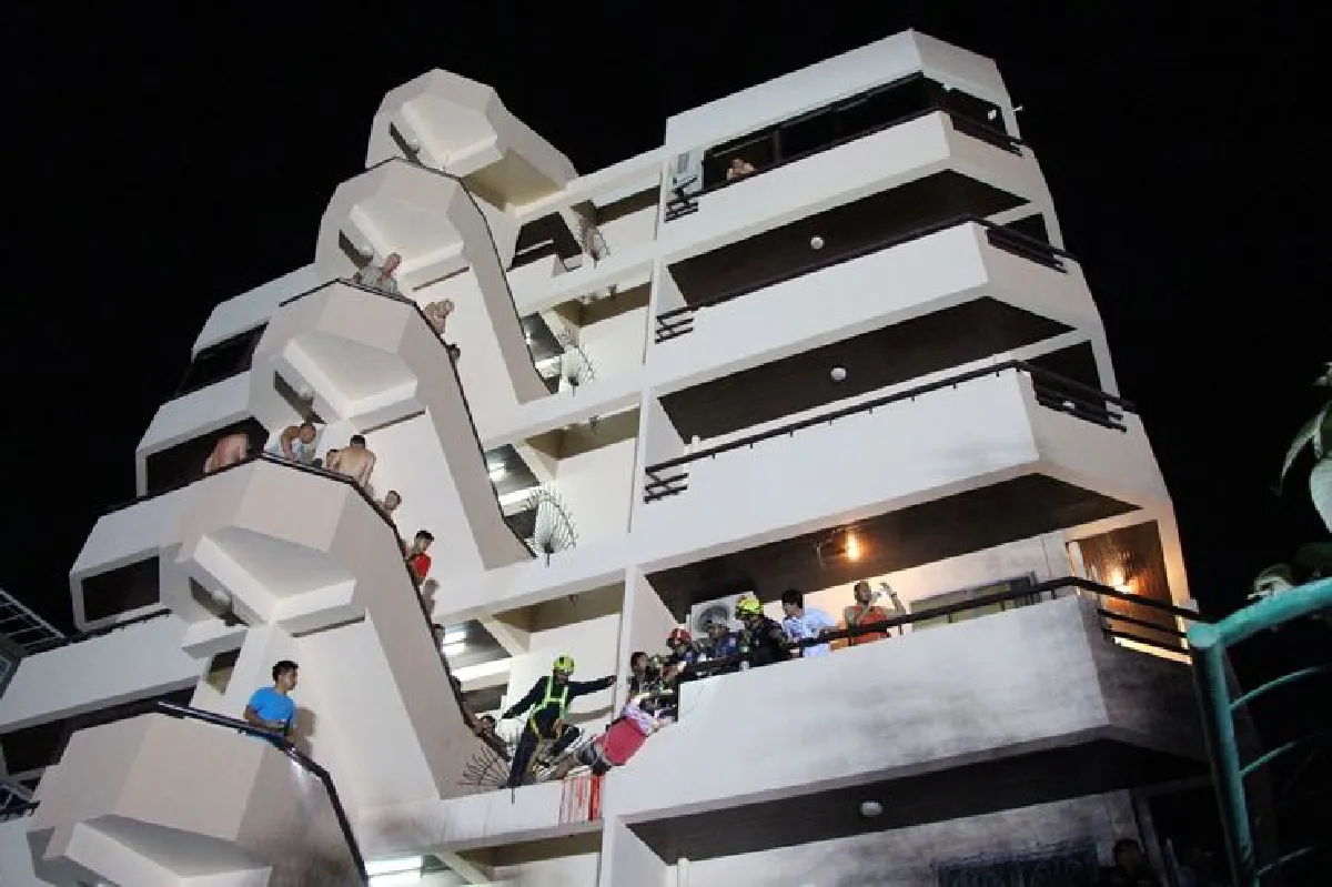 หนุ่มรัสเซียปีนคอนโดฯพลาดตกร่างเสียบเหล็กสาหัส