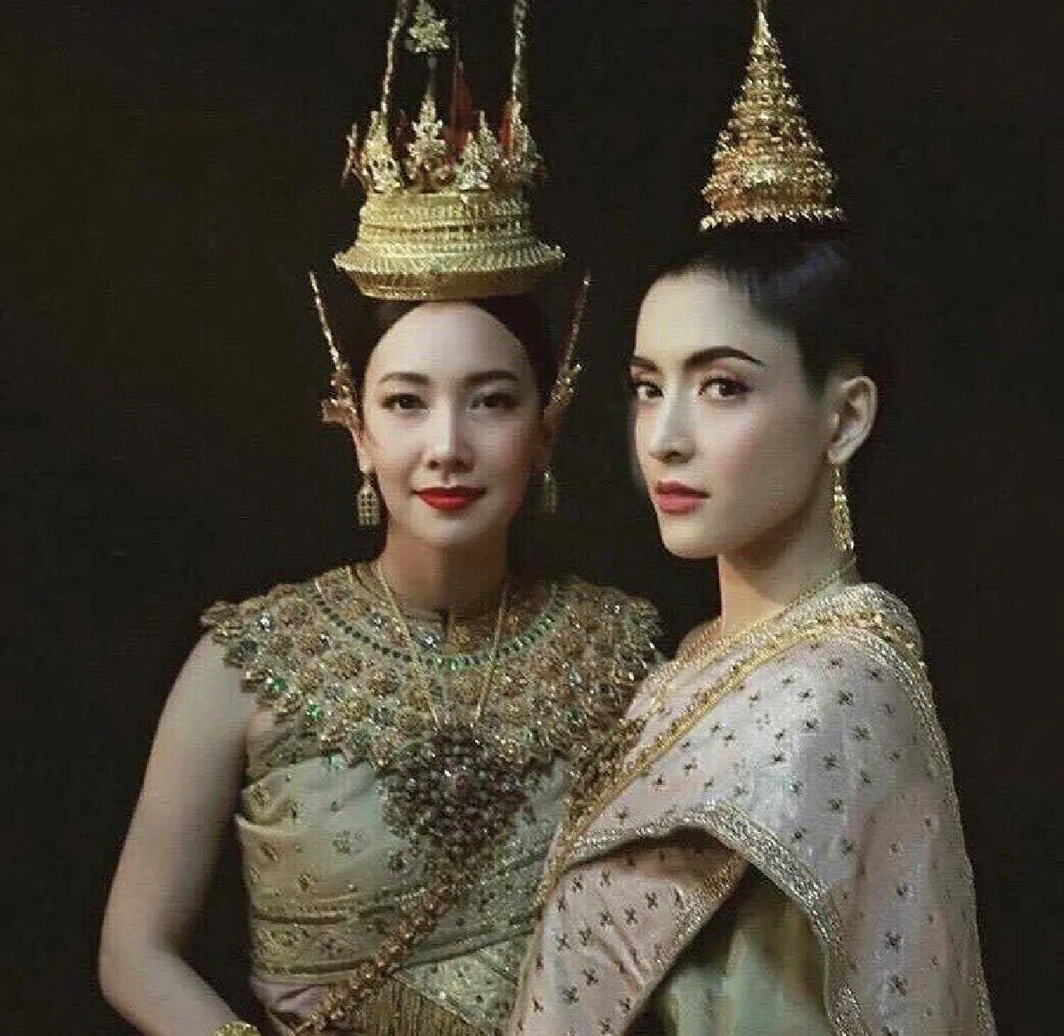 งามดั่งภาพวาด! นุ่น วรนุช-พิงกี้ สาวิกา สวยอลังการในชุดไทย