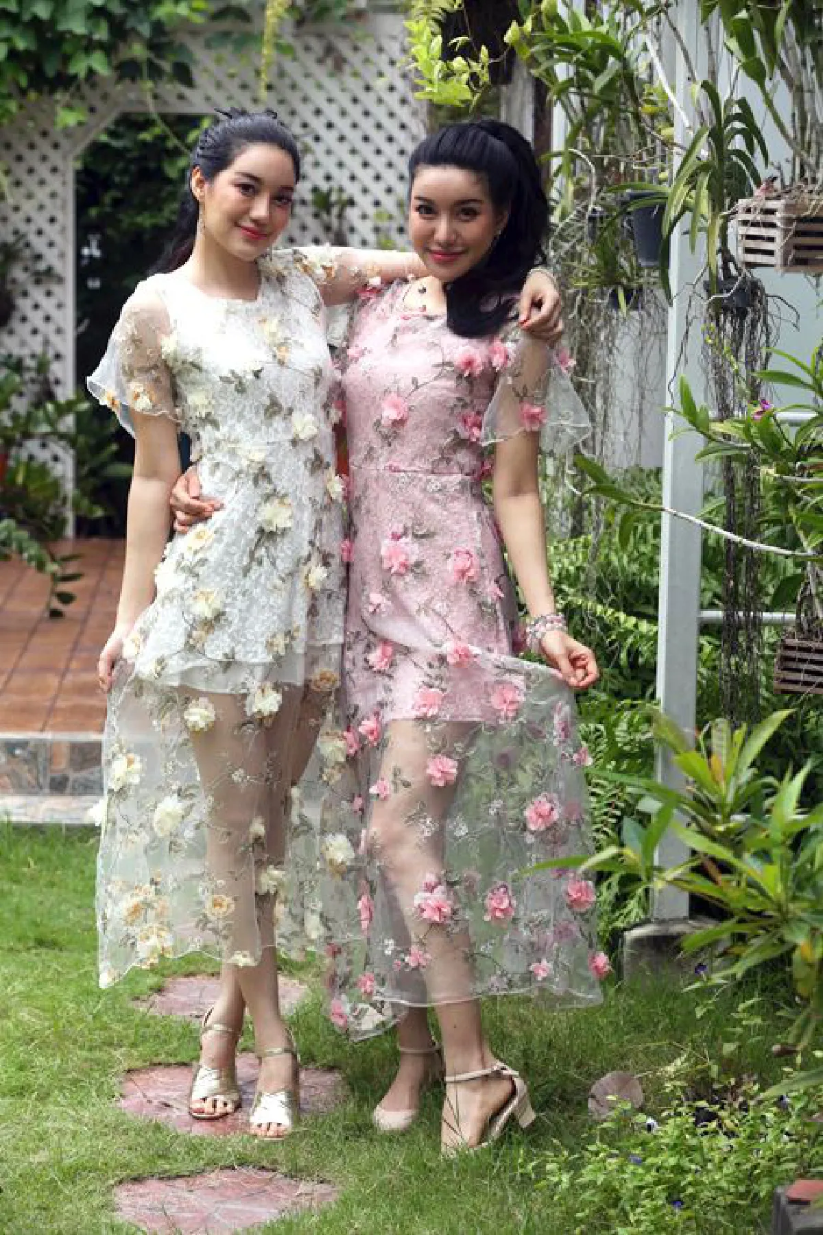 แฝดสาวช่วยเติมเต็มซึ่งกันและกัน