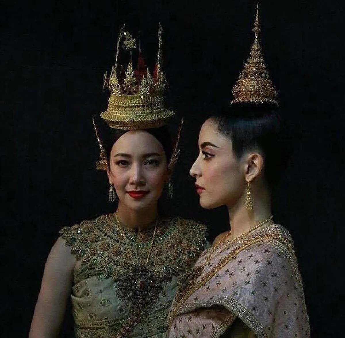 งามดั่งภาพวาด! นุ่น วรนุช-พิงกี้ สาวิกา สวยอลังการในชุดไทย