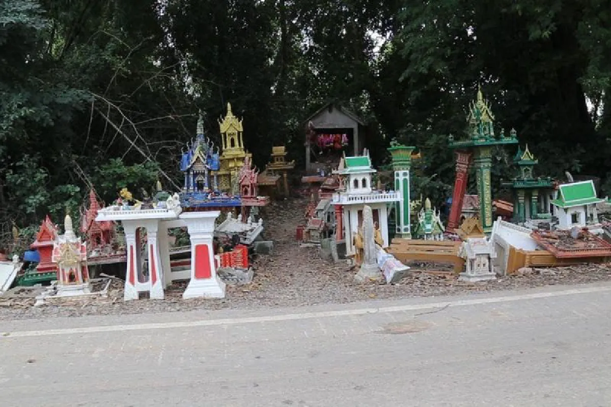 ผู้นำท้องถิ่นผวาอาถรรพ์ไม่กล้าเก็บซากศาลพระภูมิริมถนน