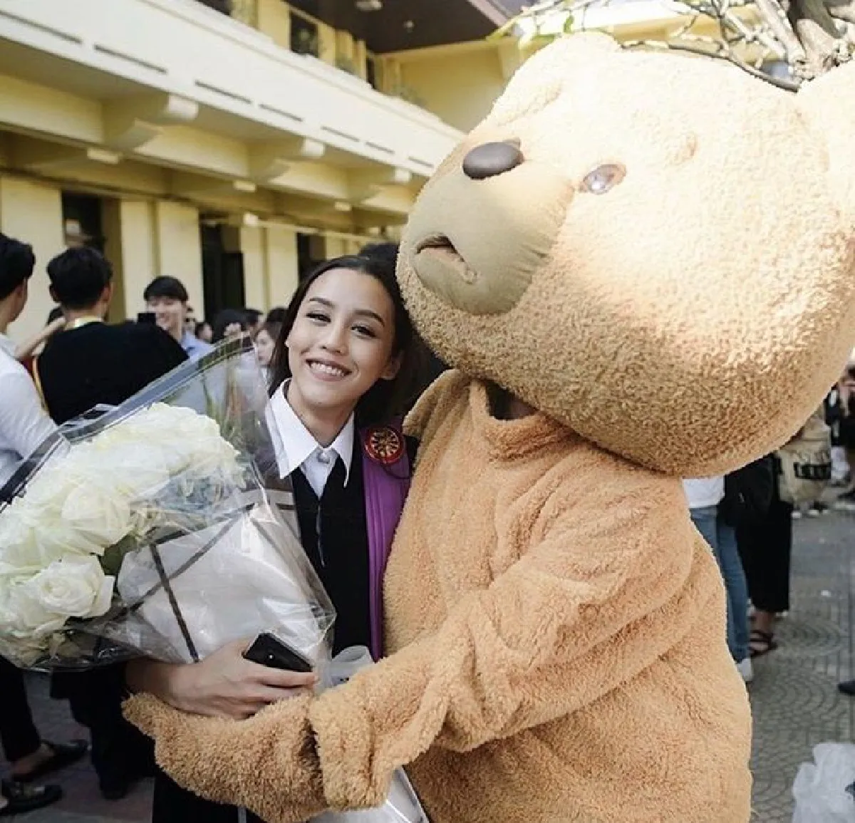 ชิน ชินวุฒ หวานเต็มที่! สวมชุดหมีร่วมยินดีแฟนสาวรับปริญญา