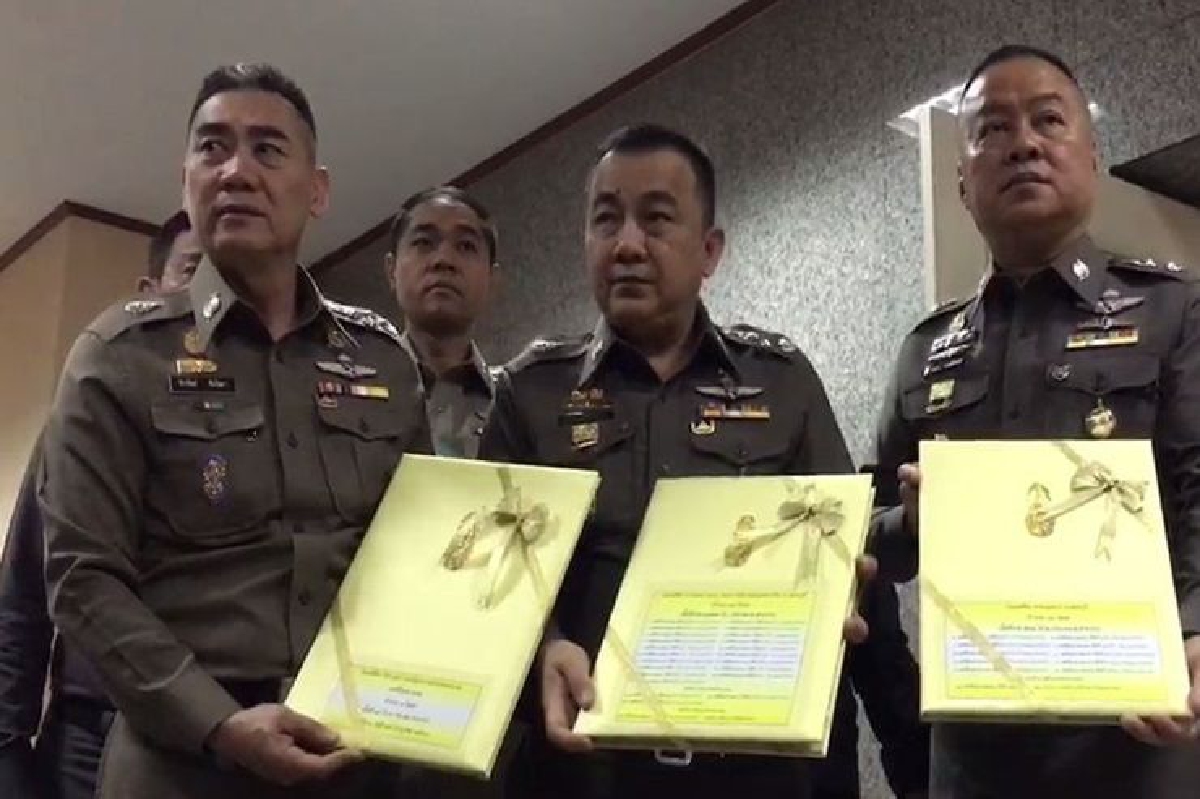 พระเจ้าอยู่หัวพระราชทานผ้าตัดเครื่องแบบตำรวจสี "สนว.01" พระเจ้าอยู่หัวพระราชทานผ้าตัดเครื่องแบบตำรวจสี "สนว.01"