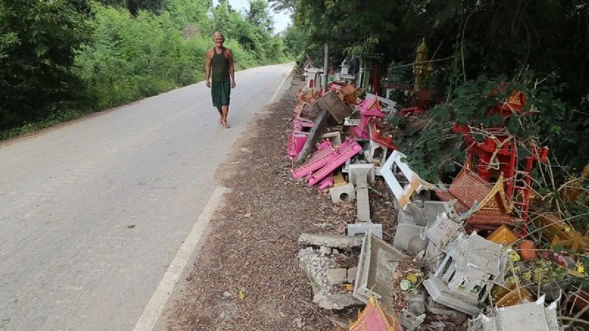 ผู้นำท้องถิ่นผวาอาถรรพ์ไม่กล้าเก็บซากศาลพระภูมิริมถนน