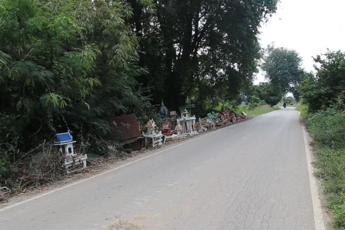 ผู้นำท้องถิ่นผวาอาถรรพ์ไม่กล้าเก็บซากศาลพระภูมิริมถนน