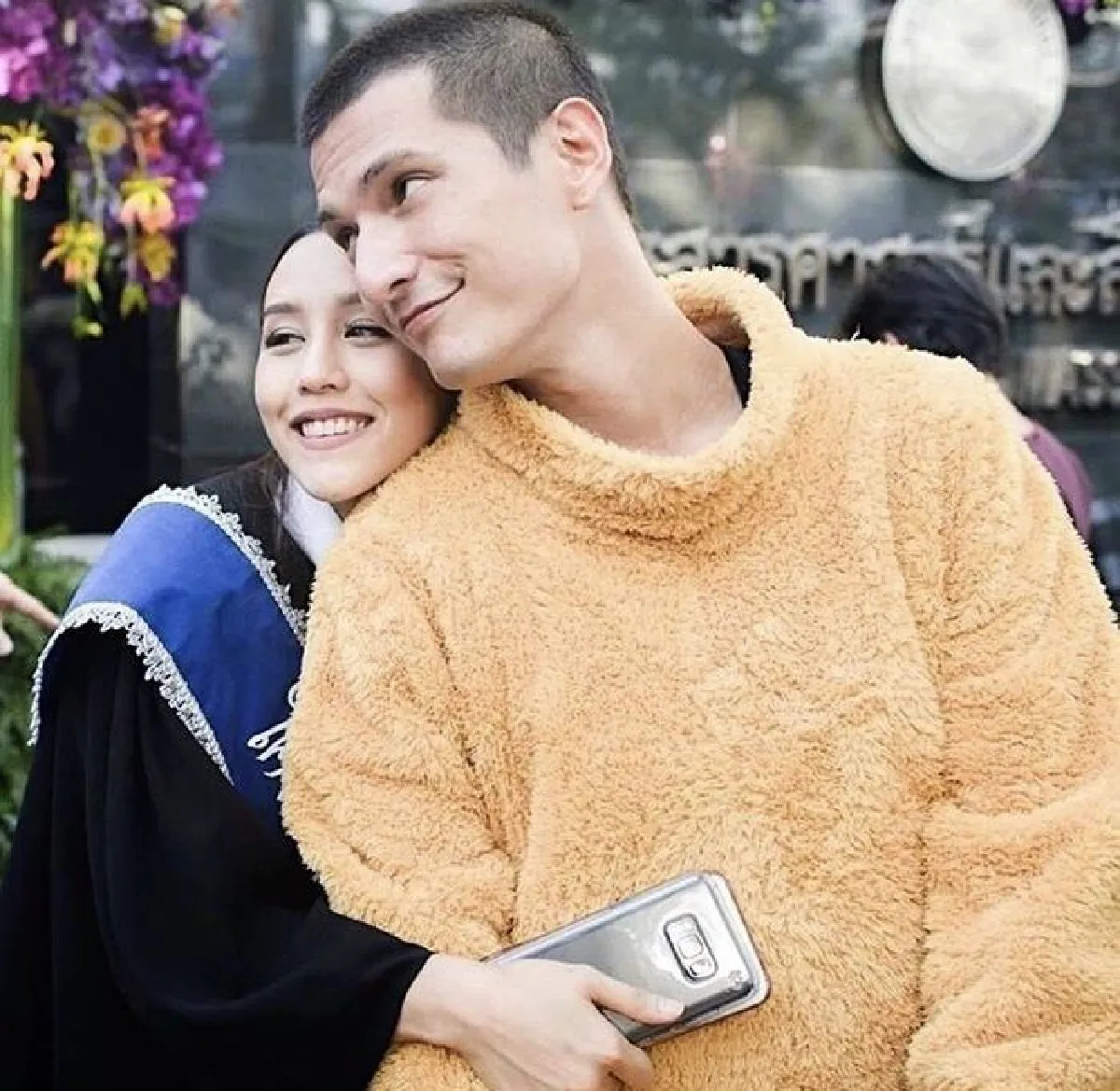 ชิน ชินวุฒ หวานเต็มที่! สวมชุดหมีร่วมยินดีแฟนสาวรับปริญญา