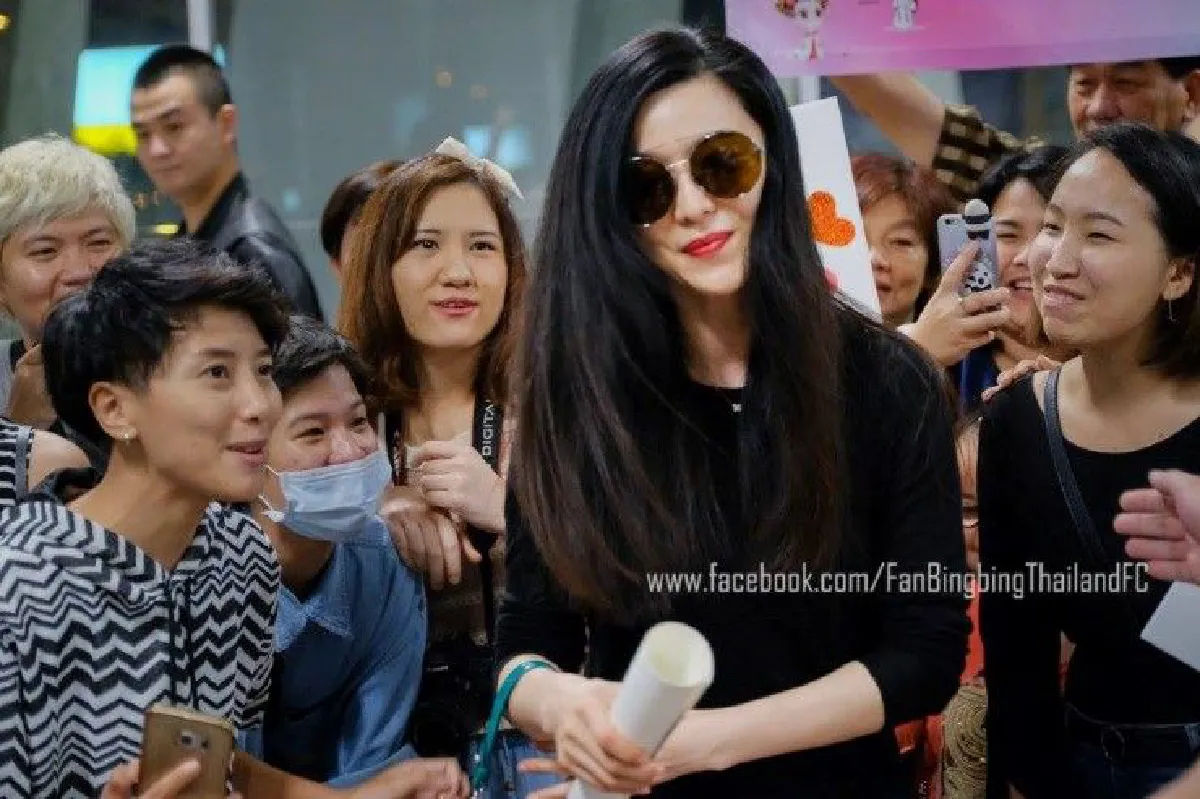 เผยภาพ "ฟ่านปิงปิง" เยือนไทย แฟนคลับแห่ต้อนรับอบอุ่นที่สุวรรณภูมิ
