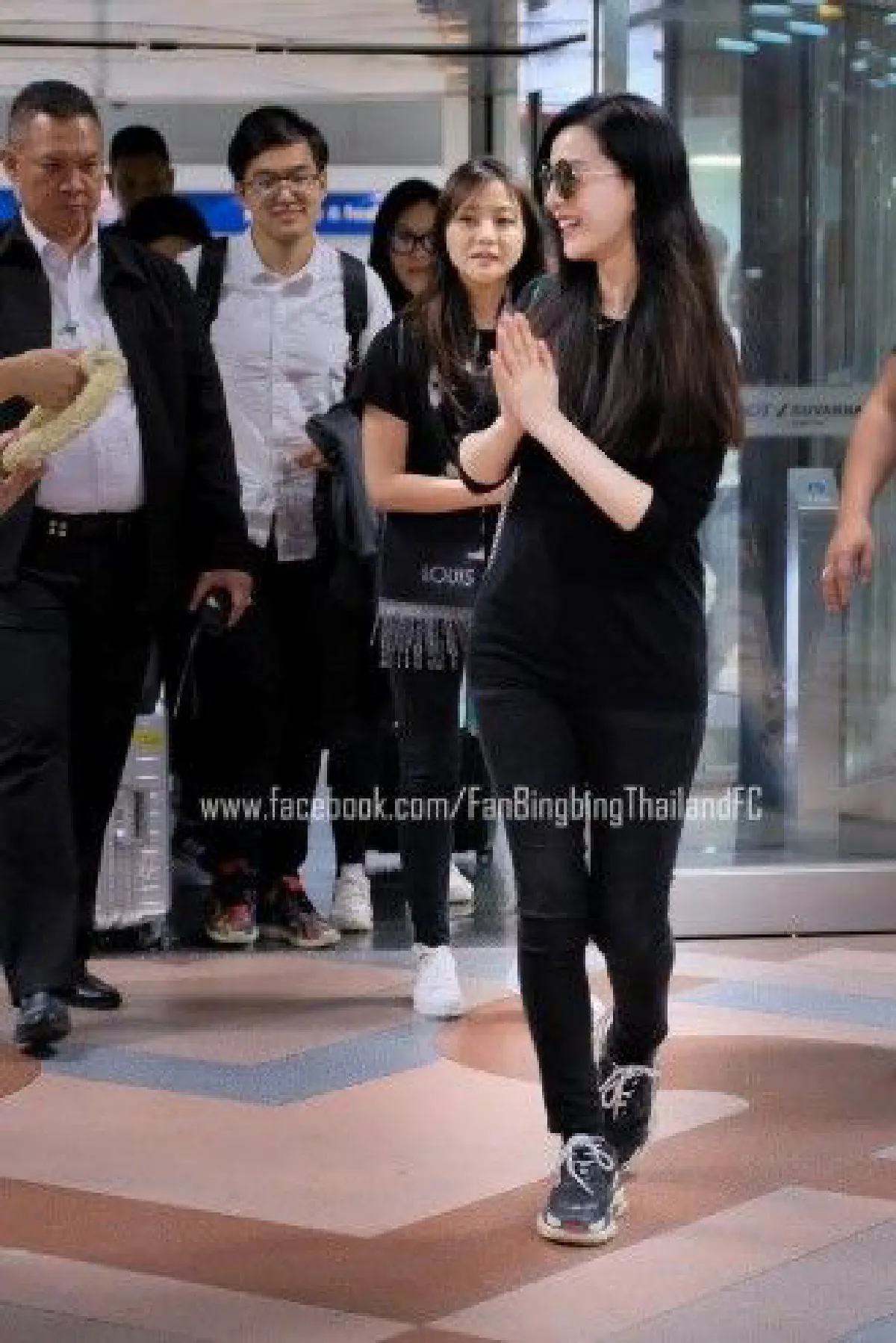 เผยภาพ "ฟ่านปิงปิง" เยือนไทย แฟนคลับแห่ต้อนรับอบอุ่นที่สุวรรณภูมิ