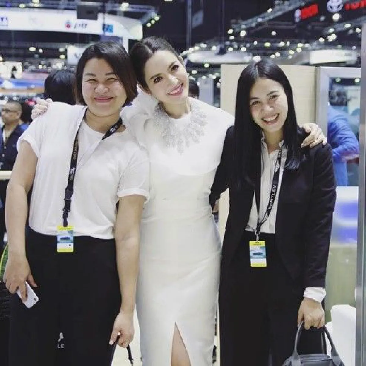 "แอฟ ทักษอร" สวยสง่างานมอเตอร์เอ็กซ์โป ชาวเน็ตแซวพริตตี้แพ้เรียบ