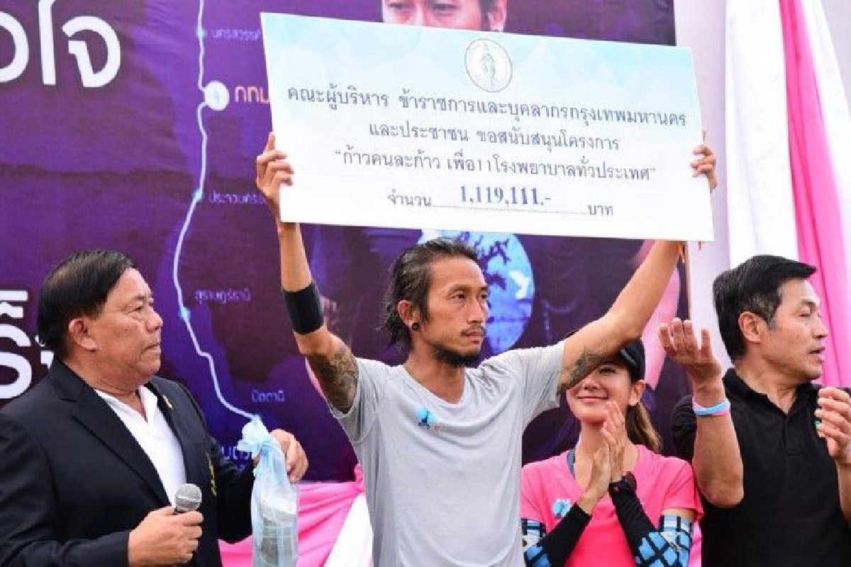 "ตูน"วิ่งถึงกรุงเทพฯแล้ว ผู้ว่าฯมอบเงิน 1.1 ล้านบาท "ตูน"วิ่งถึงกรุงเทพฯแล้ว ผู้ว่าฯมอบเงิน 1.1 ล้านบาท