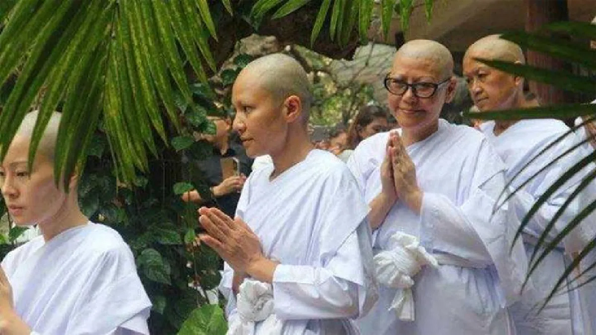 กรณ์กันต์ ลิ้วสงวนกุลธร บวชชีวางดอกไม้ใจถวายในหลวง ร.9